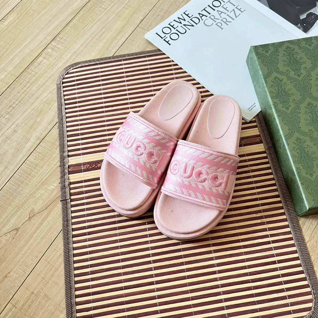 👟👟Ex-factory price 420👟👟 High-end women's shoes Gucci's latest limited edition thick-soled slippers. Top quality sale. Purchase authentic products. The material and craftsmanship are consistent with the original. Upper: original special printing process. Lining: dyed sheepskin. Outsole: Italian private model outsole. Size: 35-43M standard size. 41, 42 custom-made and non-refundable. Sole thickness: 5.5cm. Forefoot 4cm.